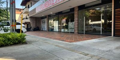 Venta de Local Comercial en San Joaquín – Medellín
Código: 211
Valor: $795.000.000 COP

Excelente oportunidad de inversión: local nuevo para estrenar, ubicado en el barrio San Joaquín, ofrece una ubicación privilegiada y gran visibilidad gracias a su cercanía con importantes vías como la Avenida 65, Avenida Bolivariana y Avenida San Juan, además de estar a pocos metros del Jumbo de la 65 y la Estación Suramericana del Metro.

Características del inmueble:

Área total: 66 m²

Altura: 3.30 m

Largo: 15 m

Frente: 4.40 m

Primer piso con puerta vidriera que brinda excelente iluminación y exposición

Este local es ideal para oficinas, locales de servicios, comercio al público o inversión en renta.
Su entorno cuenta con alta afluencia peatonal y vehicular, lo que garantiza excelente potencial comercial y valorización.

Contáctanos para más información o agenda una visita.
