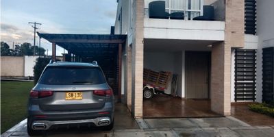 Casa en venta – Condominio Quintanar de la Pradera, Campobello, Popayán

Descubre esta exclusiva propiedad de 320m² en estrato 5, con tan solo 7 años de antigüedad y remodelaciones recientes. Ubicada en uno de los conjuntos residenciales más prestigiosos de Popayán, ofrece comodidad, seguridad y un estilo de vida único.

Características principales:


 
 Casa de 2 pisos
 
 
 3 habitaciones amplias
 
 
 4 baños terminados
 
 
 Sala comedor, estudio y sala de estar
 
 
 Cocina integral totalmente terminada
 
 
 Balcón y terraza
 
 
 Jacuzzi y zona BBQ
 
 
 Zona de labores
 
 
 Parqueadero para 4 a 5 vehículos
 


Amenidades del conjunto:


 
 Piscina para adultos y niños
 
 
 Gimnasio
 
 
 Salón social
 
 
 Cancha de tenis
 
 
 Seguridad privada
 

