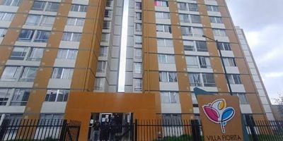 Apartamento ubicado en Engativá, Bogotá, en una zona residencial tranquila y bien conectada, con fácil acceso a transporte, comercio y servicios. Cuenta con paraderos cercanos y está a pocos minutos del Portal 80, el Centro Comercial Portal 80 y el Centro Comercial Muisca. La zona ofrece buena oferta educativa, centros de salud como el Hospital Engativá II y zonas verdes cercanas como el Parque Villa Gladys II y el Parque La Florida. El apartamento dispone de excelente iluminación natural, buenos acabados, cocina semi-integral, dos habitaciones, un baño, área de lavandería, sala y comedor. Cualquier información contactar al 3143637941 o al correo esteban.serratoinmobiliariabogota.com. El equipo de inmobiliaria Bogotá está comprometido unen experiencia de vida excepcional para nuestros clientes desde el momento en nuestra comunidad.