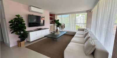 CODIGO:9633FR096 Hermoso apartamento de 144 m² ubicado en el exclusivo sector de Rodadero Reservado, Santa Marta, una zona de alta valorización y fácil acceso, cuenta  Con 3 habitaciones, 2 baños, zona de lavandería, 1 parqueadero, depósito, totalmente amoblado y situado en el piso 7, este inmueble ofrece comodidad, amplitud y excelente iluminación. El conjunto cerrado cuenta con amenidades tipo club como piscina, gimnasio, sauna y zona BBQ, ideales para disfrutar en familia. Con más de 10 años de construido, estrato 6 y una administración de $1.080.000, es una oportunidad perfecta para vivir o invertir en un entorno tranquilo, seguro y cerca de las mejores playas y servicios del Rodadero.
