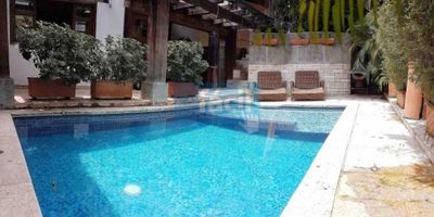 Vendemos hermosa y exclusiva Casa en Barrio San Antonio Cali, Diseñada y construida en el año 2005 respetando la fachada original, lo que le genera un descuento del 75% en impuestos y servicios públicos, son 800 m2 construidos aprox. en lote de 695 m2. 5 habitaciones con vestier y baño, estudio con baño, amplias zonas sociales, garaje para 5 o 6 vehiculos pequeños, amplio cuarto de herramientas, aparta estudio independiente para empleadas, piscina, jardines, cocina tipo americano. Una exclusiva mezcla constructiva entre Colonial Latino, Mexicana y Marroquí. Casa ideal para vivienda de lujo, hotel boutique o instituciones, por su exclusiva ubicación a pocas cuadras del centro de Cali, en una zona de alto potencial turístico.
