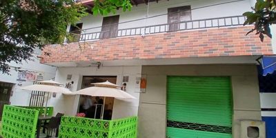 Arriendo aparta estudio en envigado sector las margaritas. cuenta con un área de 40 m2, 1 alcoba, cocina sencilla, 1 baños, 2 closet. Cerca de tiendas. supermercados, farmacias, restaurantes, fácil acceso al transporte publico.
