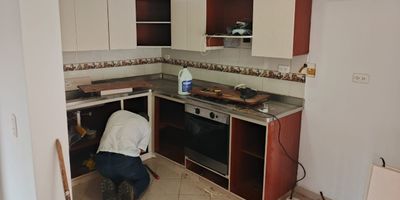 5 alcobas, 4 baños, zona de ropas, 2 y 3 nivel, cocina integral, sala comedor, techo nuevo, area 130 mtrs

Buen sector, con buena ruta de transporte
