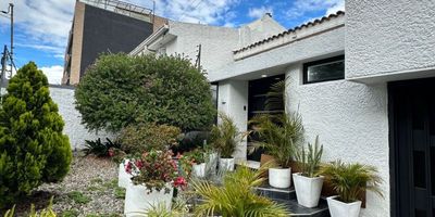 Espectacular casa en el exclusivo sector de Santa Paula. Esta propiedad ha sido remodelada con acabados de lujo, ofreciendo espacios amplios, luminosos y funcionales. 
Su distribución incluye una cocina tipo americana moderna e integrada, sala y comedor con excelente iluminación natural y acceso directo a terraza y jardín.
Cuenta con 6 habitaciones, entre ellas una habitación principal con baño privado, 7 baños en total, dos estudios, zona de ropas, sauna y gimnasio. Además, dispone de balcón y 4 parqueaderos.
Ubicada en una zona de alta valorización en el norte de la ciudad, cerca de los centros comerciales Unicentro, Santa Ana y Hacienda Santa Bárbara.