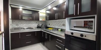 Arriendo casa en Itagui, Sector el encanto
Este inmueble cuenta con 140 metros cuadrados, tres habitaciones y una habitación del servicio, dos closets, un vestier, dos balcones, cuatro baños cabinados y enchapados, sala , comedor, cocina itegral, zona de ropas y garaje.
La unidad cuenta con porteria 24/7, psicina, cancha, sendero verde, parque infantil, salón social.