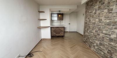 ¡Tu nuevo hogar te espera en San Antonio de Prado!
Este acogedor apartamento de 40 m² ofrece el equilibrio perfecto entre confort, tranquilidad y excelente ubicación.

Cuenta con:

2 alcobas, 1 clóset
 Acogedora sala comedor con buena iluminación
Baño en perfecto estado
Cocina integral con red de gas domiciliaria
Piso en cerámica, fácil de limpiar y mantener
Este apartamento es ideal para familias pequeñas, parejas o quienes buscan una excelente opción de inversión. La unidad ofrece un ambiente seguro, rodeado de zonas verdes, con fácil acceso a transporte público, comercio cercano y vías principales.

 ¡Haz de este espacio tu nuevo hogar y disfruta de la comodidad que mereces!