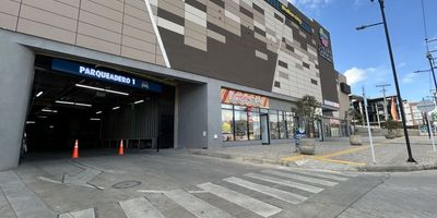 Local108, Excelente Ubicación ingreso peatonal primer piso, cuenta con acabados optimo para diferentes tipo de negocios, con un área de 22,87m2 más ampliación de área en mezanine. Servicios públicos de energía y agua. Local listo para activación de marca.
El CENTRO COMERCIAL CALERA GARDENS  Cuenta con marcas anclas como Tiendas ARA - Dollarciy - VO Cines, adicionalmente con marcas de servicios, tiendas de moda, droguería entre otras. Parqueadero público Cod: 2956