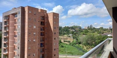 Apartamento en alquiler de 2 habitaciones, salón comedor, balcón, 2 baños completos, cocina integral, zona de ropas, calentador,parqueadero y cuarto útil.