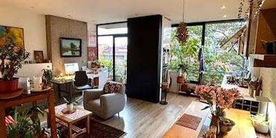 Excelente apartamento moderno, muy  agradable, cómodo e iluminado, con techos altos, balcón en sala, vidrios antiruido triplex, con todas las comodidades y amplitud en sus espacios, techos altos. Cuenta con hall de entrada, una sala comedor integrada y balcón con vista la circunvalar, cocina abierta y bastante iluminada, alcoba principal con baño. Tiene dos garajes independientes uno de ellos bastante amplio y depósito de buen tamaño. Ubicado sobre la Av. Circunvalar costado sentido sur-norte. Cerca está el Cai de la circunvalar con 76, a las avenidas Cra. 7a y Av chile.