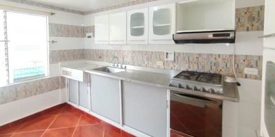 Casa  en Arriendo – Viviendas del Oeste, Belén Rincón (Medellín) (Piso 1)
Este apartamento es la opción ideal para quienes buscan un espacio amplio, cómodo y con una ubicación privilegiada en el sector de Belén Rincón. Ubicado en la unidad Viviendas del Oeste, ofrece un entorno tranquilo, seguro y con acceso inmediato a los principales servicios y puntos de interés de la zona.Con 90 m² muy bien distribuidos, este hogar brinda tres alcobas amplias, 2 clósets, dos baños que garantizan comodidad para toda la familia, una cocina integral en excelentes condiciones con red de gas, zona de ropa independiente y calentador a gas para mayor confort.Además, cuenta con parqueadero descubierto, perfecto para quienes buscan practicidad y seguridad en su día a día.La unidad cerrada ofrece portería 24 horas, lo que asegura un ambiente tranquilo y protegido. ubicación es estratégica: cerca a centros comerciales, excelente transporte público.
COD 8597