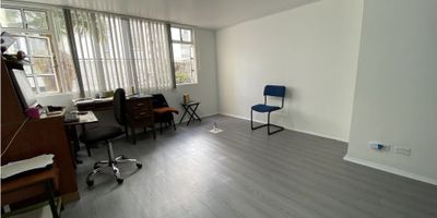 Arriendo de Consultorio en Versalles Manizales

Ideal para profesionales de la salud que buscan un espacio funcional y bien ubicado en el sector de Versalles estrato 4. Este consultorio se encuentra dentro de un centro médico consolidado que ofrece una imagen profesional y cómoda para tus pacientes.

Descripción de la propiedad

El inmueble tiene un área privada de 25 m2 ubicada en primer piso con piso laminado y doble ventana para garantizar un ambiente tranquilo. Cuenta con un baño privado citófono y acceso a una recepción y sala de espera compartida que facilitan la atención.

Descripción del entorno y acceso

Ubicado sobre vía principal este espacio goza de excelente conectividad con transporte público cercano y acceso pavimentado apto para discapacitados. La zona residencial rodeada de centros comerciales colegios y parques brinda un entorno seguro y de fácil ubicación.

Contáctanos

Si quieres conocer este espacio para tu práctica profesional escríbenos ahora mismo a nuestro WhatsApp. En Inmobiliaria Castro Rosero estamos listos para agendar tu visita y resolver tus dudas.


 
