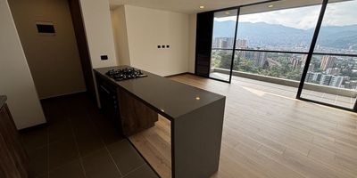 Codigo 29116. Apartamento en arriendo ubicado en Envigado sector El trianonEste apartamento nuevo ofrece una distribución equilibrada y moderna, ideal para quienes buscan comodidad, ubicación estratégica y un entorno residencial con carácter tradicional. Situado en El Trianón, un sector tranquilo de Envigado con excelente conexión hacia el centro, la Loma del Chocho y rutas integradas del metro. Distribución pensada para la vida familiar* Sala y comedor independientes.* Balcón con buena iluminación.* Zona de ropas ventilada.* Cocina abierta con mesón en mármol, cubierta a gas y campana.* 3 habitaciones, todas con vestier, clóset y piso en madera laminada:    * Principal con baño privado y cabina en vidrio templado.    * Secundarias con vestier y clóset.* 2 baños completos con acabados modernos.* Parqueadero doble lineal.* Cuarto útil.* Red de gas y servicios públicos. Zonas comunesAmbientes tranquilos y bien administrados que aportan seguridad y orden:* Portería 24 horas* Lobby* Parqueadero de visitantes* 2 ascensores por torre Entorno y ventajas del sectorEl Trianón conserva su esencia residencial mientras se integra a zonas de gran desarrollo en Envigado. Cerca encontrarás:* Supermercados* Colegios* Rutas integradas del metro* Parques y zonas recreativas* Corredores con fácil acceso hacia el centro de Envigado y la Loma del ChochoUn espacio cómodo, moderno y listo para estrenar, ideal para quienes valoran la buena ubicación y un estilo de vida tranquilo y organizado.