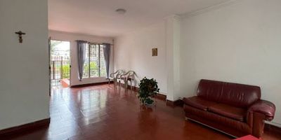 Casa en venta en Envigado, barrio El Dorado, ubicada en un primer piso y frente a la cancha del sector. Cuenta con un área de 228 m distribuidos en 4 habitaciones, amplia sala-comedor, cocina, patio y un corredor en la parte delantera que aporta ventilación y excelente iluminación. Esta propiedad ofrece espacios generosos y una ubicación estratégica en una zona residencial tradicional, con fácil acceso a comercio, transporte público y vías principales. Una excelente oportunidad de inversión en un sector de alta demanda.