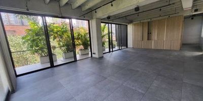 Exclusivo Apartamento, tranquilo, con ubicación , en uno de los sectores mas exclusivos del poblado, cerca a colegios, mall de conveniencia, iglesia, Iluminado, amplios espacios, dos Alcobas cada una con baño y Vestier, salón comedor , balcón grande, cocina integral abierta y amplia , Baño del servicio, Alacena , 9.000.000, contacto Andres JImenez 313 683 7000