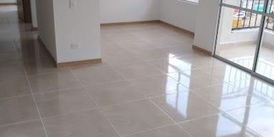 Se Arrienda apartamento en Conjunto Cerrado. 76mts2.  Al norte de Cali, Barrio La Flora. Cuenta con 2 habitaciones, la principal con closet, baño y balcón, sala comedor con balcón, estudio, cocina tipo americano zona de ropas, 2 baños, 1 parqueadero. La unidad cuenta con zonas verdes piscina, juegos infantiles, gimnasio, salón social, seguridad privada 