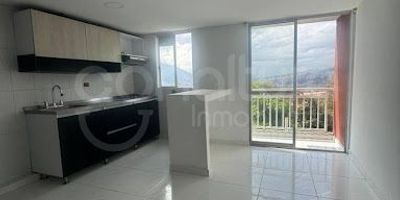 472-8411 Conaltura inmobiliaria ofrece apartamento para venta en Bello , cuenta con 54 m2 , 3 alcobas,  closet, 2 baños, sala comedor, balcón, cocina semi integral, estufa y calentador a gas, zona de ropas, parqueadero cubierto sencillo . Urbanización cerrada con ascensor, cancha de futbol , gimnasio, piscina de adultos y niños, juegos infantiles, zonas verdes, portería y vigilancia 24 horas . Cerca a Parroquia Divino Salvador , canchas de futbol, Terminal de buses de Bello y Metro . 