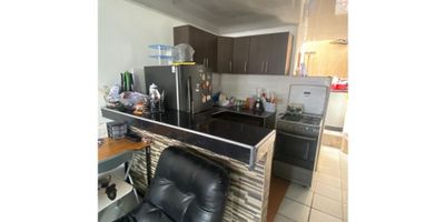 VENTA APARTAMENTO BARRIO ROCIO BUCARAMANGA COD:1099

 


 ? BARRIO EL ROCÍO 
 ?SEGUNDO PISO 
 ?ÁREA 57 M2
 ? TRES HABITACIONES 
 ?UN BAÑO 
 ?SALA COMEDOR AMPLIA
 ?? COCINA INTEGRAL
 ? PATIO DE ROPAS
 ? ES PEATONAL 
 ?NO TIENE PARQUEADERO


 PRECIO: $160 MILLONES 

INFORMES: 3015948700 - 3003681081
