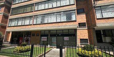 LOCAL EXTERIOR, excelente vitrina, ante jardin, espacio abierto, cocineta, y un baño, pisos en porcelanato, servicios publicos de agua luz y gas, vigilancia, sector comercial y residencial, NO LICORES NI COMIDAS, VALOR INCLUYE ADMINISTRACIÓN, ARRIENDA RAPIDO FACIL Y SEGURO CON ANALISIS DIGITAL NO SE REQUIERE DOCUMENTOS. NO GENERA IVA