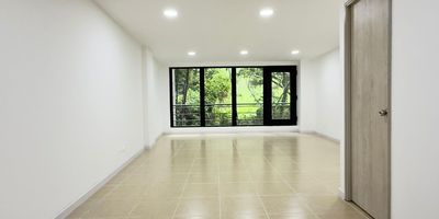 Local en venta cerca a centros comerciales, vías principales, restaurantes, gimnasio, supermercados, rutas de transporte público y servicios complementarios del sector. Piso en porcelanato, 1 espacio, 1 baño, cocineta, cableado de red, techo cielo raso, aire acondicionado central y parqueadero cubierto. Edificio con ascensor, vigilancia, portería 24 horas, circuito cerrado de TV, parking visitantes con costo, bahía de parqueo, baños comunales. Inmuebles sujetos a verificación de disponibilidad.