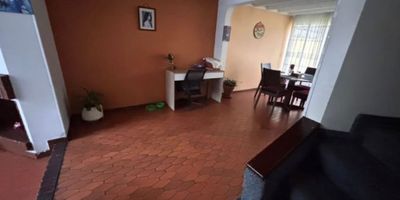 Prepárate para conocer una casa que combina comodidad, amplitud y un ambiente familiar ideal. Distribuida en dos niveles y con espacios generosos, esta propiedad te recibe con una energía cálida y versátil, perfecta para quienes buscan una vivienda completa, bien ubicada y lista para disfrutar desde el primer día.

CARACTERÍSTICAS DEL INMUEBLE
Área: 102.5 m² // Estrato 3 // Dos parqueaderos propios // Dos pisos

DISTRIBUCIÓN INTERNA
Primer piso: Dos salas independientes // Comedor // Cocina // Zona funcional // Habitación pequeña con baño privado
Segundo piso: Tres habitaciones cómodas // Dos baños completos
