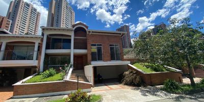 4 alcobas con baño y vestier, 2 niveles, alcoba de servicio, 1 baño auxiliar, 2 balcones, sala comedor, cocina integral, calentador, zona de ropas, parqueadero privado cubierto para 3 vehiculos, jardin, ante jardin, cuarto util grande, área 300m2. Allí podras disfrutar espacios cómodos, amplios y luminosos.

Unidad cerrada, piscinas, gimnasios dotados, canchas (squash y tenis), zonas de BBQ, salones sociales, y senderos o zonas peatonales para caminar. , buen sector, buena ruta de transporte publico integrado al metro, porteria las 24 horas .