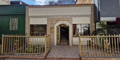 se vende hermosa casa ubicada en la carrera 36 del barrio el prado de bucaramanga, con un lote de 7 metros de frente por 20 metros de fondo y un área construida aproximada de 134 m². la casa fue recientemente remodelada y se distribuye en un solo piso, contando con sala-comedor, cocina, patio, zona de labores, tres alcobas y tres baños. es una excelente oportunidad para quienes buscan un inmueble renovado, bien ubicado y con amplios espacios.