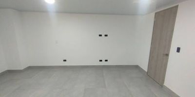 Local en arriendo, con 45 metros cuadrados, baño privado, zona de alto flujo vehicular y peatonal. Esta oficina tiene todo lo que buscas para que tu marca esté bien ubicada, en una zona exclusiva de Llanogrande, que esperas para conocerlo. 