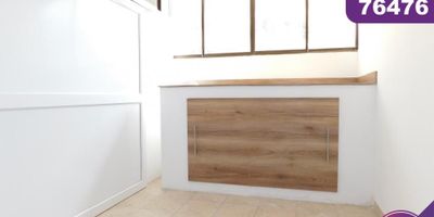 Consultorio en arriendo ubicado en el barrio Alto Prado de la ciudad de Barranquilla. Cuenta con un área de 39mt2, puntos para minisplit - muy cerca de la clínica del caribe - baño - acceso pavimentado - transporte publico cercano.