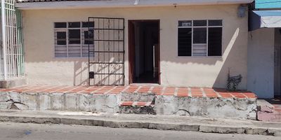 Venta de casa en el barrio chiquinquira, entorno residencial con cómodas vías de acceso(avenida Murillo), sobre el sector puede encontrar Jardín infantil y parque cercano tiene:

- 3 cuartos.

- 2 baños.

- 1 cocina.

- 1 sala.

- 1 sala de estar.

Barrio: Chiquinquira.

Área: 147 mts.

Papeles al dia