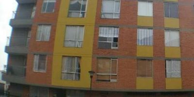 Hermoso apartaestudio en una ubicación privilegiada, acogedor y funcional, con excelente distribución y un ambiente ideal para quienes buscan independencia, comodidad y un espacio moderno. Cuenta con una alcoba amplia, un baño, cocina, sala-comedor y zona de ropas, todo diseñado para aprovechar al máximo cada metro cuadrado. Está ubicado en un sector espectacular, seguro y de gran valorización, con fácil acceso a vías principales, transporte público, zonas comerciales, supermercados, universidades y espacios de entretenimiento. Es el lugar perfecto para vivir o invertir gracias a su excelente entorno y alta demanda de vivienda. Un apartaestudio que combina confort, ubicación y funcionalidad, pensado para quienes desean un estilo de vida práctico y bien conectado con la ciudad. Cualquier información adicional contáctenos al 315 136 8565 o al correo nancy.martinezinmobiliariabogota.com. Nancy Martínez  Ejecutiva Comercial. El equipo de Inmobiliaria Bogotá está comprometido a brindar un