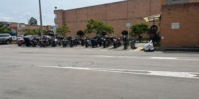 LOCAL/OFICINAS CON VISTA EXTERIOR HACIA EL PARQUEADERO. UBICADO EN 2 PISO, TIENE AREA DE RECEPCION, OFICINA PRIVADA, OFICINA AMPLIA Y ABIERTA, CUARTO PARA CAFETERIA. ZONAS COMUNES: AUDITORIO PARA 100 PERSONAS, AUDITORIO PARA 8 PERSONAS, PARQUEADERO VISITANTE EN BAHIAS (6-8 HORAS), VIGILANCIA 24 HORAS, ZONA DE COMIDAS, EXCELENTE TRANSPORTE PUBLICO, UBICADO CENTRO EMPRESARIAL METROPOLITANO KM 3.5 VIA SIBERIA COTA, VALOR CANON 2.500.000 ADMIN INCLUIDA. 