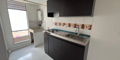 Descubre este acogedor apartamento ubicado en un sexto piso dentro de un conjunto residencial tranquilo en Soacha. Cuenta con tres alcobas, una distribucion comoda y funcional, dos banos bien terminados, cocina semi integral, piso en alfombra que aporta calidez y un practico altillo que ofrece un espacio adicional ideal para almacenamiento o estudio. La sala-comedor recibe excelente iluminacion natural, lo que hace que el ambiente sea agradable y perfecto para disfrutar en familia.

Su ubicacion es una de sus mayores fortalezas: esta rodeado de una zona residencial en crecimiento, con acceso cercano al Centro Comercial Santa Maria Plaza, supermercados, parques, colegios y multiples servicios esenciales. Ademas, cuenta con rutas de transporte publico que facilitan la movilidad hacia el centro de Soacha y hacia Bogota, sumado a vias de acceso que conectan rapidamente con corredores principales de la ciudad. Un hogar comodo, bien ubicado y con gran potencial para v