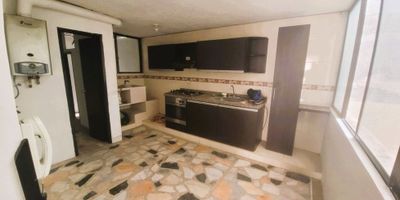 VENTA APARTAMENTO CENTRO BUCARAMANGA COD:1098


 Area: 108 m²
 3 habitaciones 
 3 baños 
 Sala - Comedor
 Cocina integral 
 Doble Balcón 
 Doble patio 
 Parqueadero cubierto 
 Estrato 3


Apartamento  exterior, fresco y tranquilo.

ZONA SOCIAL: Cuenta con Salones sociales en la terraza.
Administracion: $340.000

✅Precio de Venta : $340 millones

INFORMES: 3015948700 - 3003681081
 
