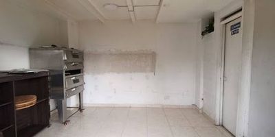 Se arrienda local en La Estrella, sector comercial de Bariloche.
Espacio de 14 m², con baño privado y servicios incluidos.
Ubicado sobre vía principal, en una zona de alto flujo peatonal y con excelentes rutas de transporte.
