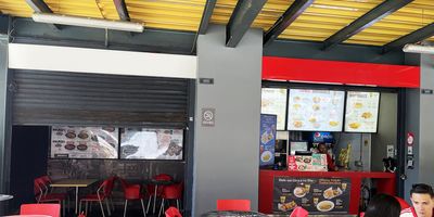 Se arrienda local en Medellin, dentro de la Corporacion Parque Explora. Esta ubicado en la plazoleta externa del Parque, justo al lado de la estacion Universidad del Metro, lo que facilita el acceso de las personas que descienden del sistema y de quienes transitan hacia zonas aledanas como el Jardin Botanico, el Planetario de Medellin y el Parque Norte. Esta ubicacion privilegiada garantiza una constante afluencia de publico. El local cuenta con capacidad electrica de 15 KVA trifasico, ideal para proyectos gastronomicos, y ofrece la posibilidad de instalar extractor. Dispone de buena iluminacion y un espacio perfecto para adecuar un restaurante. Comunicate con nosotros para mas informacion.