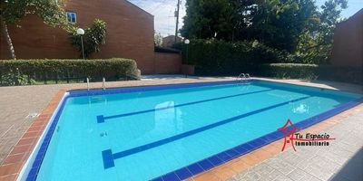 Casa en arriendo en la Mota, Medellín de 112 m2 aproximadamente, cuenta con 3 alcobas, 3 closets, 3 baños, biblioteca, sala-comedor, cocina integral, red de gas, barra americana, mezzanine, zona de ropas, calentador, y parqueadero.En unidad cerrada con piscina, juegos infantiles, salón social, zonas verdes, placa deportiva,  parqueadero de visitantes y portería 24 horas.Adicional tiene rutas de acceso y transporteCercanías: Mall Gran Vía, Centro Comercial Arkadia, Clínica las Americas -Para mayor información contáctame Melissa Salazar 314 7757934