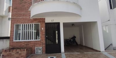 Hermosa y ventilada casa ubicada en una zona tranquila, fresca y de alta valorización en Piedecuesta. Un espacio ideal para vivir en familia con comodidad, seguridad y amplias zonas sociales para disfrutar cada día.
? Valor venta: $400.000.000 Negociables
? Administración: $517.000
Primer Piso
 ✔ Sala – comedor amplia y ventilada
 ✔ Cocina espaciosa e independiente
 ✔ Zona de ropas
 ✔ 1 habitación con baño privado
 ✔ Baño social
 ✔ Parqueadero privado enrejado
Segundo Piso
 ✔ 3 habitaciones
 ✔ 1 baño social
 ✔ Habitación principal con baño privado
 ✔ Estar de TV o zona de estudio
? Zonas comunes del conjunto
? Piscina para adultos
 ? Piscina para niños
 ? Zona BBQ
 ?‍♂️ Sauna y turco
 ? Salón social
 ? Parqueadero de visitantes
 ? Vigilancia privada 24/7
Esta propiedad ofrece un ambiente sereno, cómodo y familiar, ideal para quienes buscan un hogar con excelente distribución y áreas para el descanso y la diversión.
? Agenda tu visita y enamórate de tu nuevo hogar en Piedecuesta.