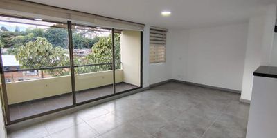 Apartamento en venta en unidad cerrada ubicada en un sector residencial, entorno tranquilo, con fácil acceso a vía principal, rutas de transporte público, cerca a colegios, supermercados y gran variedad de servicios complementarios de la zona. Piso en porcelanato y madera laminada, sala comedor, estar de TV, 3 alcobas con closet y baño en la principal, baño social, cocina integral abierta tipo americano, zona de ropas y parqueadero cubierto  Conjunto cerrado con ascensor, piscina, salón social, turco, parques infantiles, placa polideportiva, zonas verdes, vigilancia y portería 24 horas y circuito cerrado de TV. inmuebles sujetos a verificacion de disponibilidad