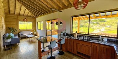 Arriendo Casa de madera inmunizada de 108 m2 . Cuenta con 2 alcobas, 2 baños, 1 closet y 1 vestier, sala comedor, cocina de piedra sinterizada, gas de pipeta. deck en madera con jacuzzi para 4 Personas. Información sujeta a cambios. Las imágenes de muebles, enseres, decoración y demás elementos son una referencia. Arrienda Activos y Bienes, Inmobiliaria experta en administración, arrendamiento y venta de apartamentos, casas, locales, bodegas y oficinas en el Oriente Antioqueño, Medellín y toda el área Metropolitana.