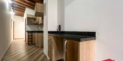 Apartamento en arriendo ubicado en Envigado, cuenta con buenos acabados y espacios amplios. Dispone de 2 habitaciones con closet, 2 baños cabinados, cocina integral y zona de ropas, balcón, Se encuentra en una zona residencial tranquila, cercana a la pista de patinaje, al parque del Inder y al parque principal de Envigado. Además, cuenta con rutas de transporte hacia la ciudad de Medellín, así como hacia Sabaneta e Itagüí. El edificio cuenta con cámaras de seguridad y tanque de abastecimiento de agua.