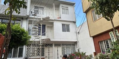 Se vende edificio en el barrio Las Delicias, una oportunidad excepcional para inversionistas, con 2 años de ingresos comprobados y una renta neta mensual de $4.300.000 (0,7%); la propiedad cuenta con 6 apartamentos independientes de 1 habitación, sala-comedor, cocina con estufa, zona de ropas y baño, todos con contratos de 1 año y una altísima demanda que garantiza ocupación rápida y estable; es un activo listo para seguir generando ingresos desde el primer día, ubicado en una zona de crecimiento y valorización, con precio negociable y disponibilidad inmediata—contáctanos hoy para asegurar una inversión sólida y rentable