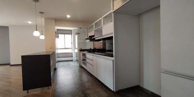 Arriendo exclusivo apartaestudio de 69 m2 con excelente iluminación.
Consta de una amplia habitación, estudio, 2 baños, sala comedor, cocina integral abierta con barra auxiliar, zona de lavandería y un garaje cubierto.
Ubicado a una cuadra de la Autopista Norte, con excelentes vías de acceso como la calle 127 y la avenida 19. Cercano a puntos de interés como el centro comercial Unicentro, restaurantes, Clinica Reina Sofía y con fácil acceso al transporte público.