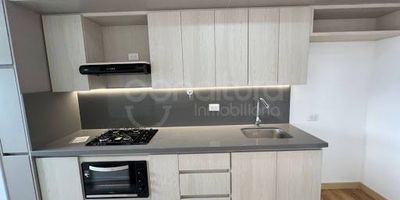 472-8413 Conaltura Inmobiliaria arrienda apartamento nuevo en el sector Ditaires  Itagüí, con 66 m, este inmueble ofrece 2 alcobas, 2 baños, sala-comedor, estudio, cocina integral y balcón con excelente iluminación natural además parqueadero cubierto sencillo y cuarto útil, cuenta con completas zonas comunes actualmente en construcción piscinas, gimnasio, juegos infantiles, salón social, BBQ, solarium, zonas verdes, ascensor y portería 247.Ubicado estratégicamente cerca del Estadio de Itaguí, con rutas de transporte que conectan con la estación del metro Itagüí y servicio de solobus hacia Medellín.