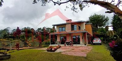 ¡Descubre la tranquilidad y el encanto de la vida campestre en Marinilla!Presentamos esta maravillosa casa-finca, ubicada en el idílico barrio Vereda Gaviria, en el sector ramal. Con un área de 900 m², esta propiedad ofrece el equilibrio perfecto entre espacio y comodidad.¿Buscas un estilo de vida tranquilo y rodeado de naturaleza? Esta casa-finca en Marinilla es la opción ideal. ¡Vive la experiencia de la vida rural sin renunciar a las comodidades de la ciudad!Contacta ahora y descubre tu nuevo hogar en este oasis de paz y belleza.