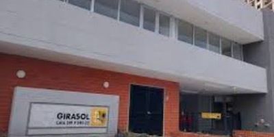 Apartamento Moderno con Vista Exterior en Lagos de Torca -El Girasol Magnífico apartamento disponible para arriendo, ideal para quienes buscan comodidad, excelente ubicación y luminosidad. Apartamento de 40 m2 construidos, con una distribución eficiente que incluye 2 habitaciones cómodas, 1 baño completo , una sala - comedor y una moderna cocina integral. Cuenta con una práctica zona de lavandería ,  .Ubicado en un segundo  piso, disfruta de una espectacular vista exterior y de una excelente iluminación natural durante todo el día.Forma parte del reconocido conjunto El Girasol en el vibrante sector de Lagos de Torca. Goza de una ubicación privilegiada con acceso inmediato a importantes vías como la Autopista Norte y la Calle 199, facilitando enormemente el trel transporte público y privado. Está a pocos pasos de zonas comerciales, extensas zonas vedes Cod: 5206