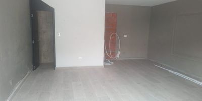 Local en arriendo cerca a parque principal, supermercados, restaurantes, vías principales, y rutas de transporte público. Piso en baldosa, 1 espacio, 1 baño, cableado de red, red de gas y KVA 8 voltiosinmuebles sujetos a verificacion de disponibilidad