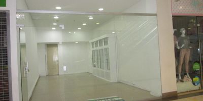 Descubre este local comercial en una ubicación privilegiada, con 39.34 metros cuadrados ideales para tu negocio. Con una vista interior que te cautivará, escaleras eléctricas para mayor comodidad y rociadores de agua para tu seguridad. Disfruta de un sendero peatonal, fachada de ladrillo a la vista y circuito cerrado de TV. Con vigilancia privada las 24 horas, baños comunales y cercanía a colegios, universidades y zona comercial. Además, cuenta con baños públicos, cómodas vías de acceso y transporte público cercano. ¡No dejes pasar esta oportunidad única en un entorno lleno de servicios y comodidades!