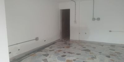 Local en arriendo cerca a parque principal, supermercados, restaurantes, vías principales, y rutas de transporte público. Piso en baldosa, 1 espacio, 1 baño, cableado de red, red de gas y KVA 8 voltiosinmuebles sujetos a verificacion de disponibilidad
