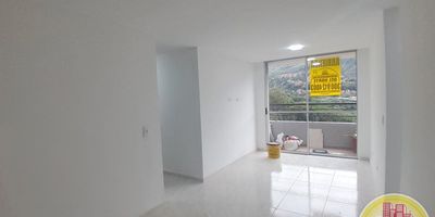 Código: 10557. 22° Piso en edificacion de 29 pisos. Acceso al inmueble: Directo a la via, sendero peatonal y ascensor. Alcobas con puertas, baño cabinado en vidrio, calentador a gas, cubierta y extractor. Administración de la copropiedad incluida.