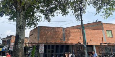 Vendo 2 locales comerciales en Andrés Sanín – ¡Oportunidad de inversión! 

Excelente ubicación en zona de alto flujo.

 Área total: 60 m²
 2 locales de 30 m² cada uno
 Altura: 2.40 m

 Perfectos para negocio propio o para renta
 Espacios amplios y versátiles
 Sector con movimiento constante de clientes

Ideal para: tiendas, barberías, salones, oficinas, consultorios, minimarket, cafeterías, ventas de ropa, tecnología, servicios y más.

Negocio seguro en una zona de alta demanda y valorización.